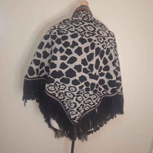 Katherine Barclay wool blend Triangular animal print Shawl - Picture 3 of 7